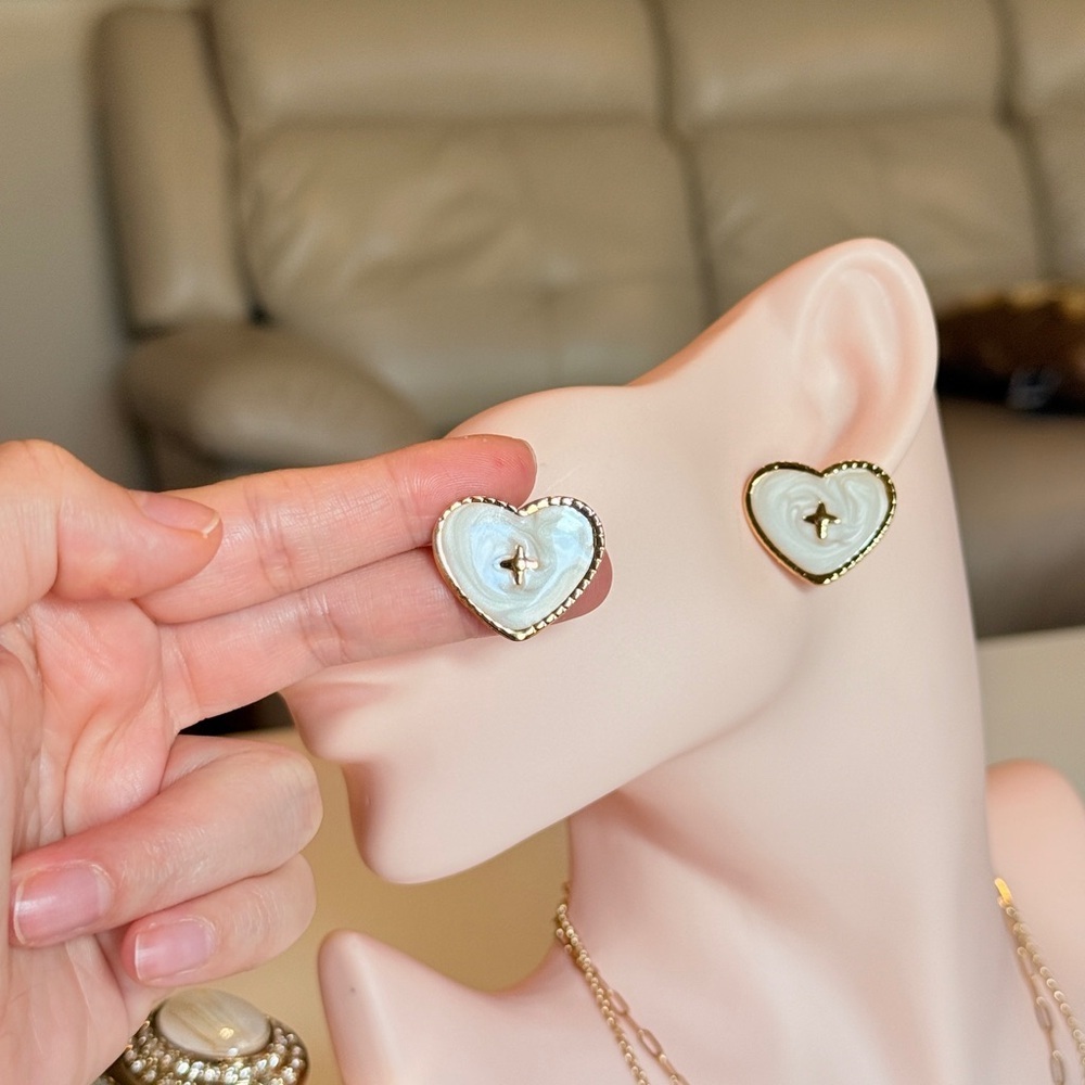 ⚜️ Gold and Cream Heart Earrings - Picture 6 of 9